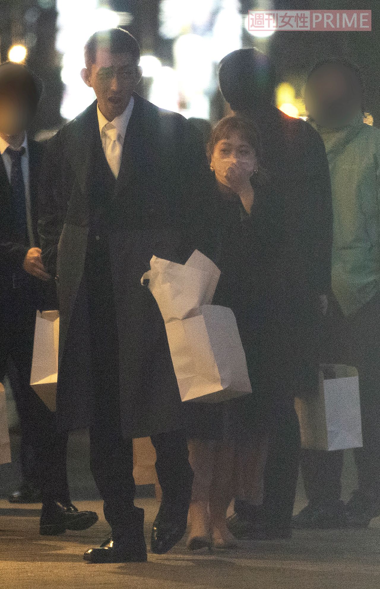 空気階段・水川かたまり結婚式　あくびをするやさしいズタイ(左)と隣を歩く世間知らズ西田(右)