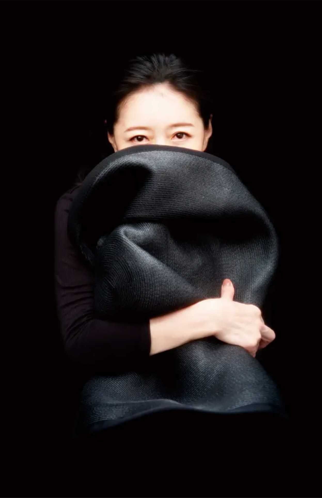 公式サイトの中森明菜近影。プロフィール写真に写る帽子を出品している