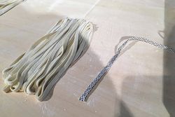 「経帯」とは巻物の帯のことを指す（筆者撮影）