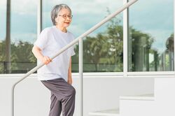更年期女性は要注意!『1分階段上り』『朝バナナ』『寝過ぎない』突然死を遠ざける「命を守る」3つの習慣