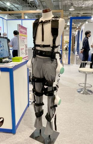 curara(R)の実物。背負った後腹部と脚につけたベルトを固定。着用時、拘束感もない。重さは4.5キロ