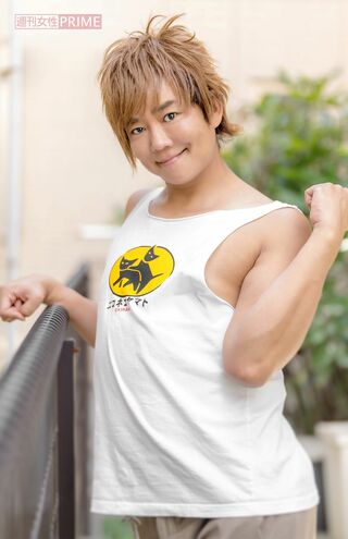 取材には本人お気に入りのパロディーTシャツを着用した楽しんご