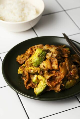 豚アボカドキムチ（撮影／よねくらりょう）