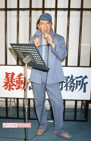 '75年公開の映画『暴動島根刑務所』の挿入歌『おとこ流れ歌』公開レコーディングにて　撮影／『週刊女性』写真班
