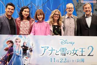 公開前日の11月21日、神田沙也加（左から3人目）は『アナと雪の女王2』スペシャルイベントに出席