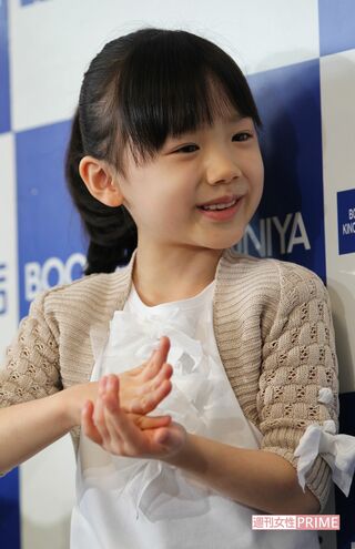 新刊握手会の会見で、記者に一生懸命話す芦田愛菜ちゃん（'11年）
