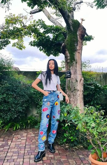 「モデルとしてはややコンパクトな身長を、派手なパッチワークをあしらったデニムでうまくカバーしています」（高はしさん）　Koki，公式インスタグラムより