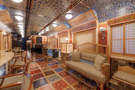 2号車にある「ラウンジ40（よんまる）」は、床や天井に草花がモチーフの木版が並ぶ華やかな空間