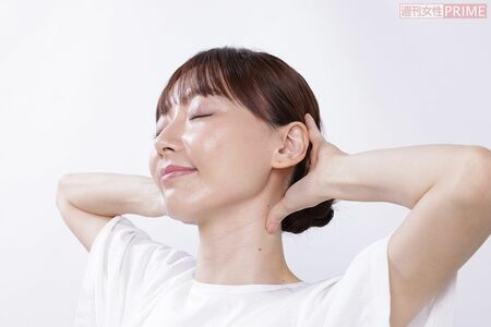 （2）首を左右に動かす　モデル／葉月祥子（スペースクラフト）　撮影／有馬貴子