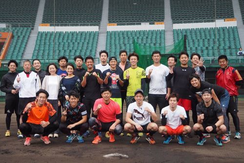 前列左から3番目）巨人・内海選手らとの自主トレに同行し、明子さんも食事管理を担当