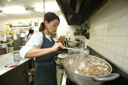 60人分の牛すじの煮込みを作る際も、下ごしらえには手間をかけ、味見をしながら作っていく