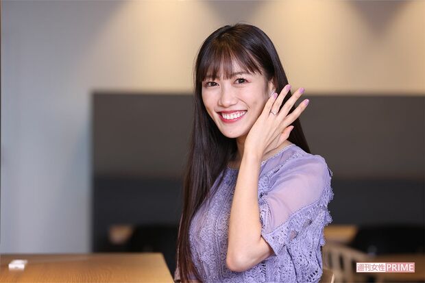 結婚発表直後の高城れに。左手の薬指には婚約指輪が光る（11月6日撮影）
