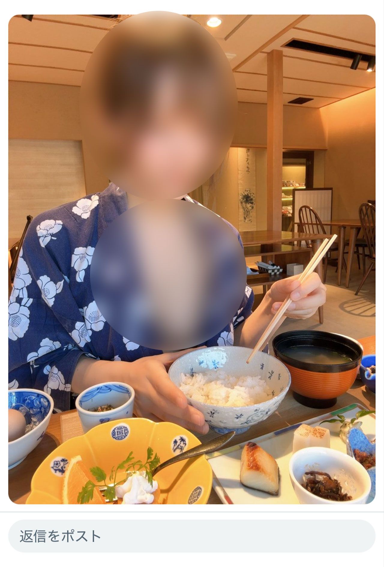 旅館と思しき場所で胸をはだけた画像