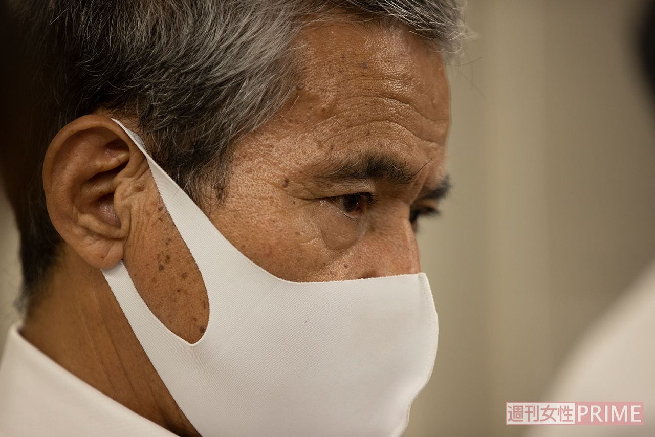 記者会見を行う上原さん