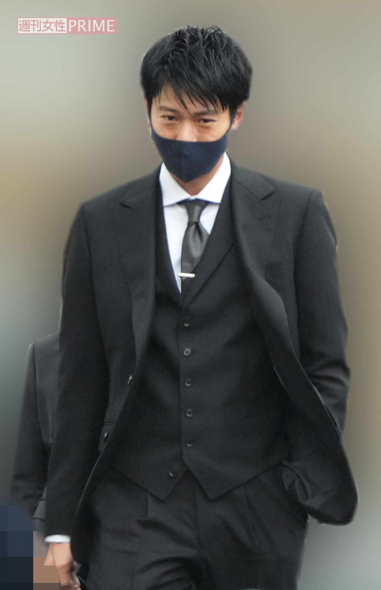 2024年4月上旬、次男の手を引いて都内の名門私立小学校の入学式に向かうスーツ姿の向井理