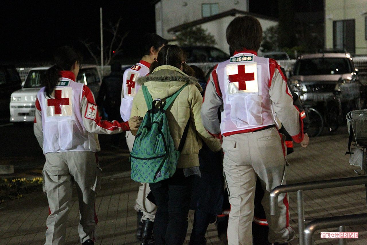 仙台市若林区の避難所で、泣き止まない女性に日本赤十字のスタッフがずっと寄り添い心のケアを（2011年3月13日）