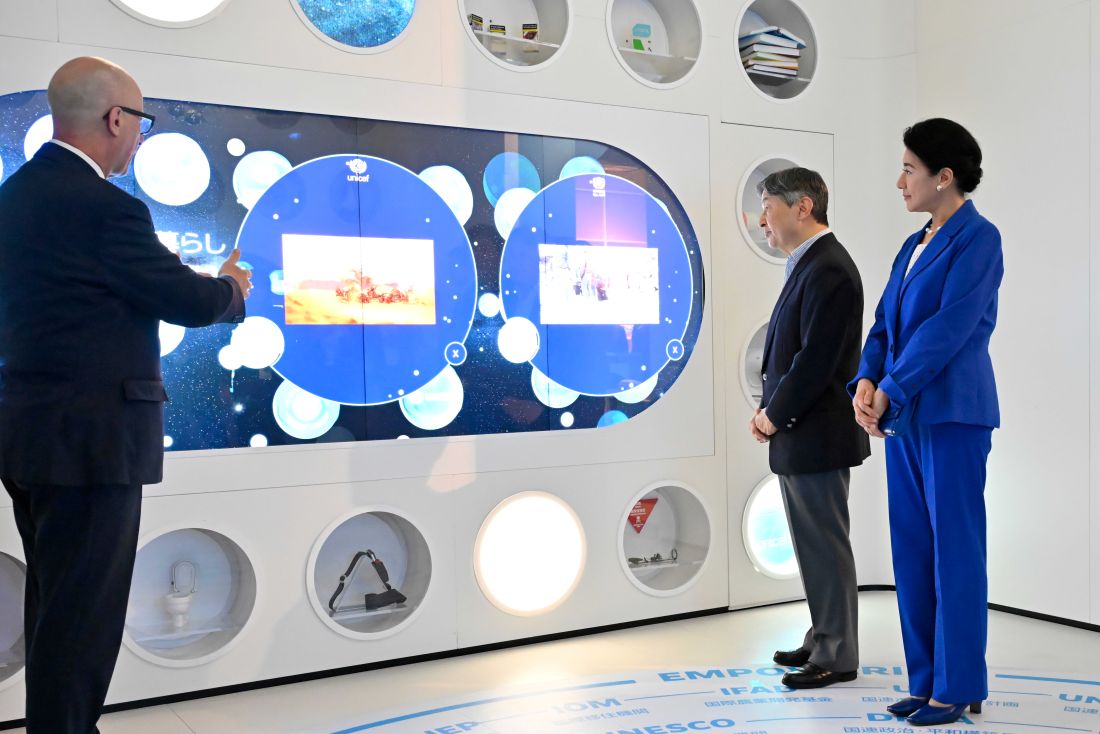 国連パビリオンでは、両陛下は英語で会話された