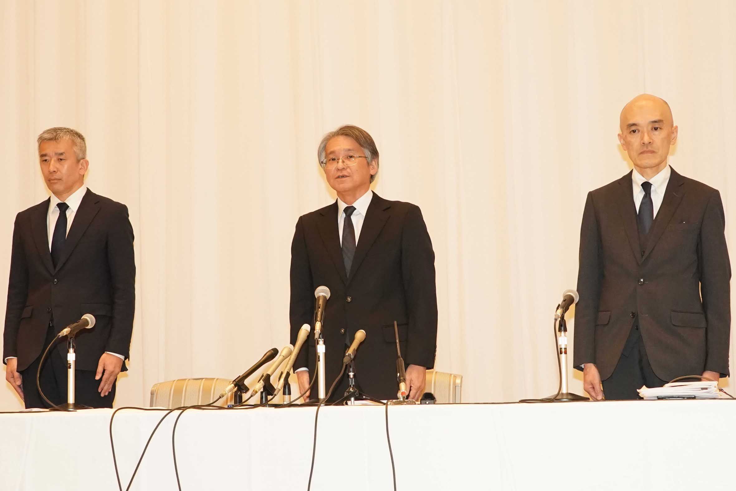 11月14日に宝塚市内で行われた劇団会見。辞任を表明した木場理事長（中央）の後任は右端の村上浩爾氏が務める　写真／産経新聞社