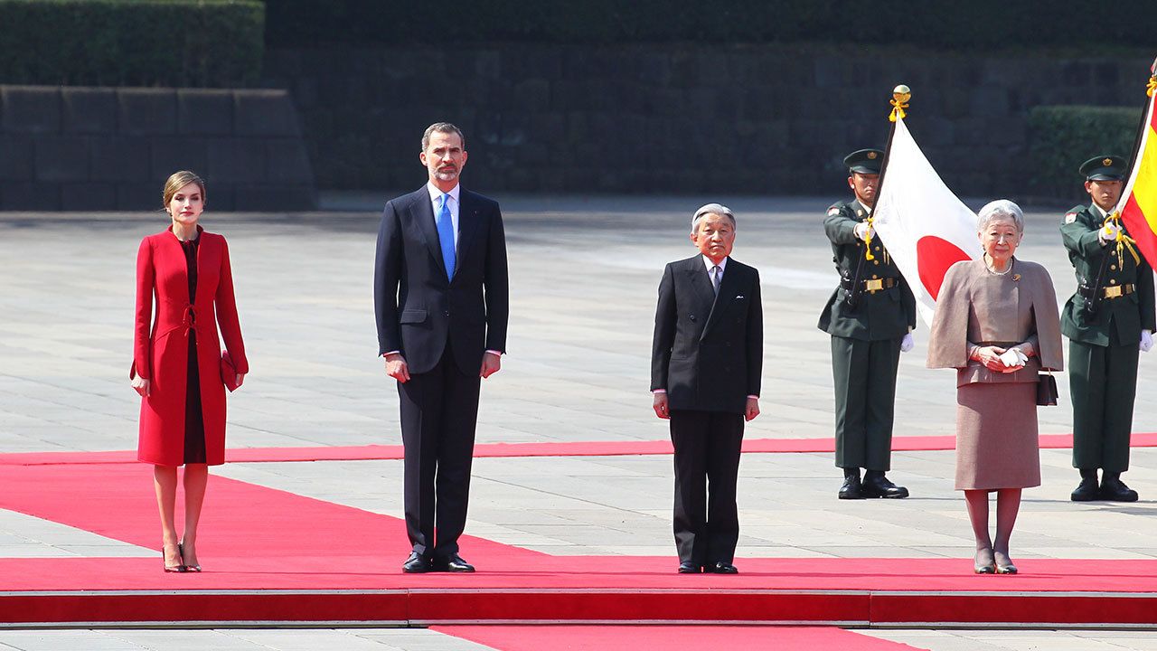 レティシア王妃（一番左）は'01年に30歳以下の優れたジャーナリストに贈られるLarra賞を受賞