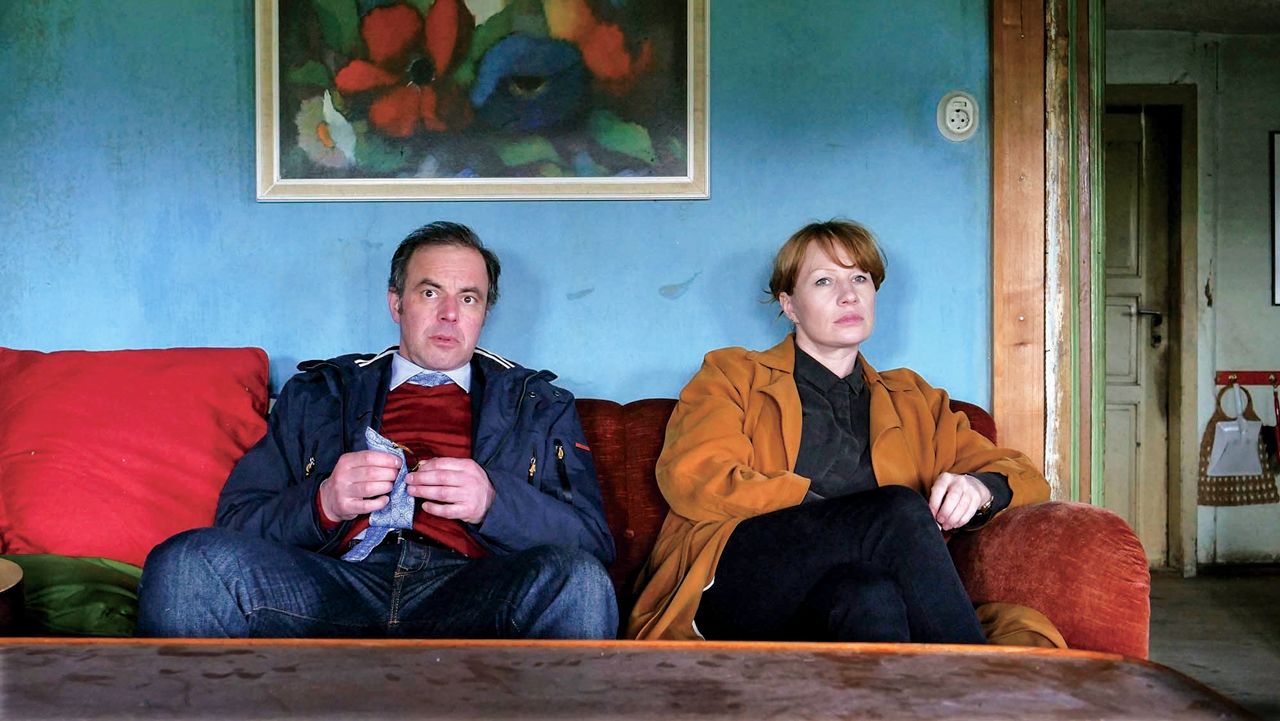 　母親にでき愛されて育ったカール。弟に嫉妬する姉と兄とは大人になってからも不仲で、疎遠となっていた。家族と縁を切っていたことなど、彼は次第に目を背けてきた自分の人生と向き合い始める　(C)2019 OLGA FILM GMBH, ROLIZE GMBH & CO. KG