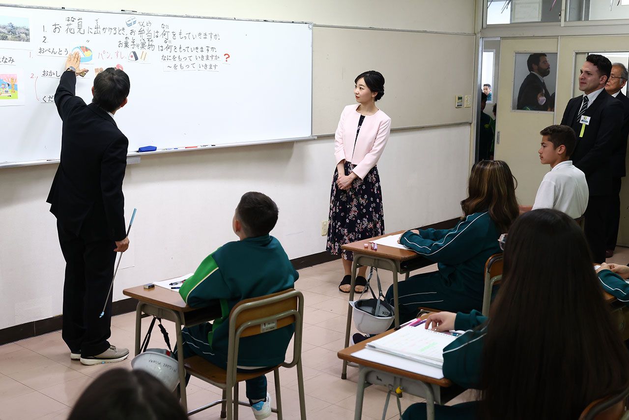 訪れたブラジル人学校では、日本語学習の授業を見学された、佳子さま