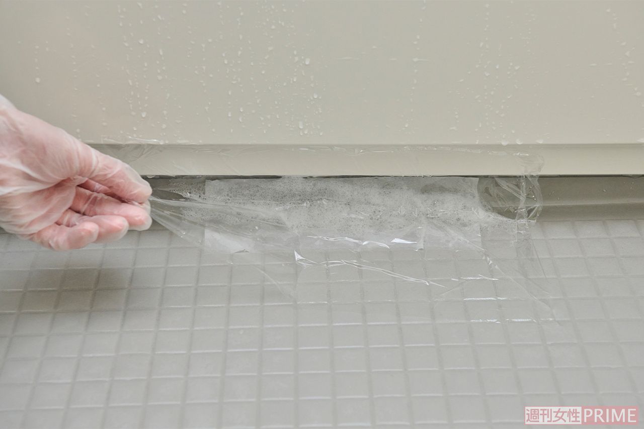 カビ除去成分が入った洗剤の上にキッチンペーパーをかぶせ、さらにその上にラップをかけることで洗剤をカビに密着させる。20～30分後に洗い流せば、頑固なカビも落ちやすい　撮影／山田智絵