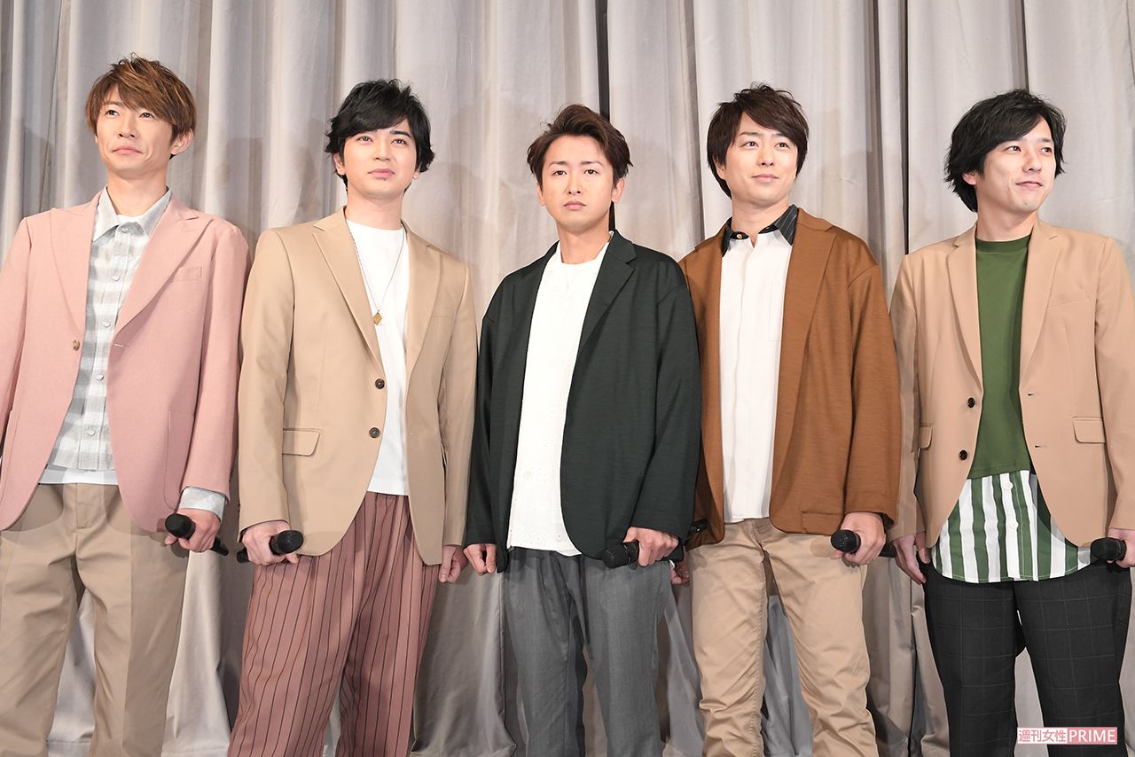 『嵐 活動休止表明会見』に登場した5人。見ている方向は違えど、心はひとつ