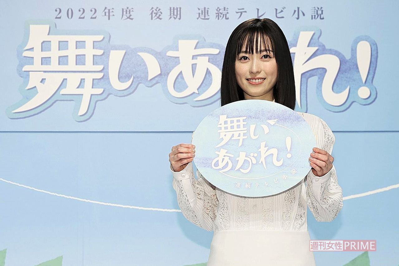 現在はパイロットになるために奮闘する姿が放送中の『舞いあがれ！』。主演の福原遥