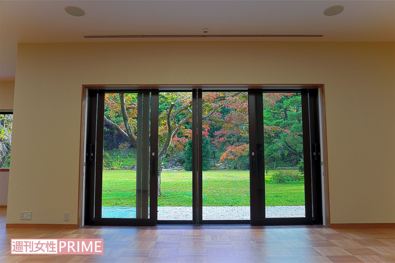 大きな掃き出し窓からは庭の美しい紅葉も