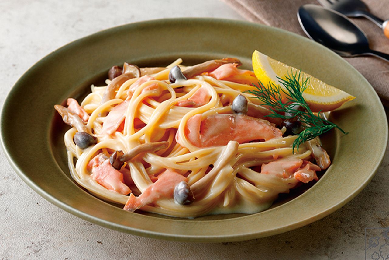 スモークサーモンときのこの豆乳クリームパスタ