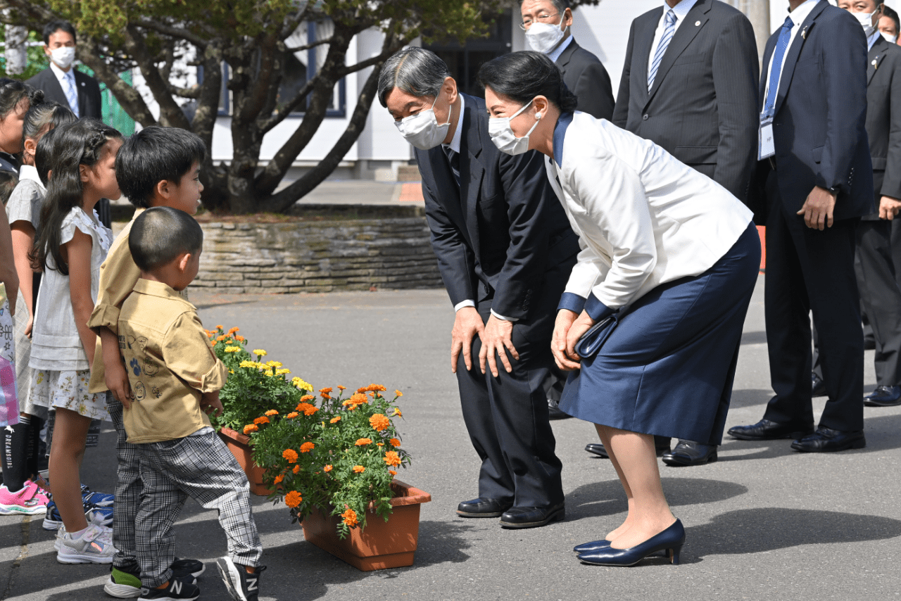 両陛下は腰をかがめて、地元の保育園児と交流された（9月17日・厚岸町）