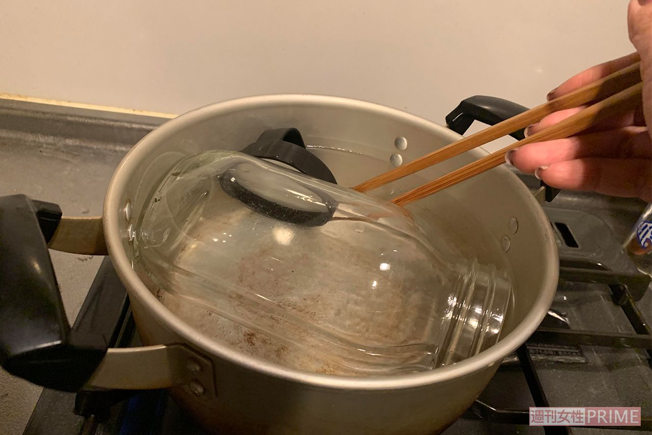 煮沸消毒、保存容器は90度以上の温度で5分以上煮る。煮沸後は、瓶とふたを逆さにして十分乾燥を