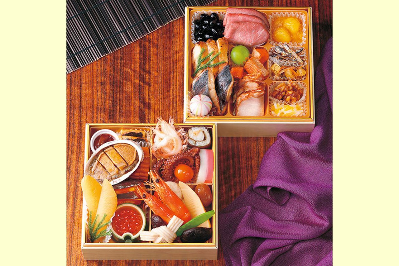 コンビニで予約できる、高級旅館やシェフが監修したおせちも増えている。上の写真はセブン‐イレブンが販売中の能登の老舗旅館である「加賀屋監修おせち二段重」2万4840円／28品目（2～3人前）