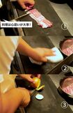 生姜焼きを作る動画では豚肉を切った後、布巾で拭いただけで玉ねぎをカット(kufura編集部YouTubeチャンネルより)