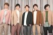 『嵐活動休止表明会見』に登場した5人。見ている方向は違えど、心はひとつ