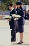 1996年、長崎市の平和公園を訪れ、戦没者に花を手向けられた両陛下(当時は皇太子ご夫妻)