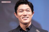 TBS日曜劇場『下剋上球児』で野球部監督を演じる鈴木亮平の知られざる顔、7歳年上の「スラリとした美人妻」…