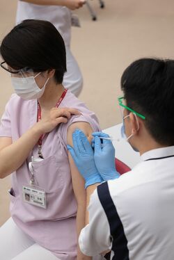 今なおワクチン頼りのコロナ対策。9月20日からはオミクロン株に対応したワクチンの接種もスタート