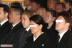 勇気の隣に座る女性がA子さん。昌晃さんの葬儀での一枚