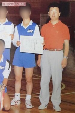 30年前からバレー部で教えていた（元生徒提供）