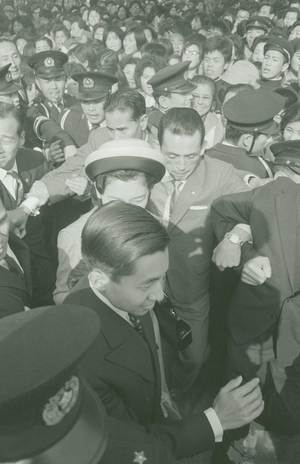 写真⑦人だかりが迫る中、美智子さまはにこやかに……。昭和37（1962）年4月4日