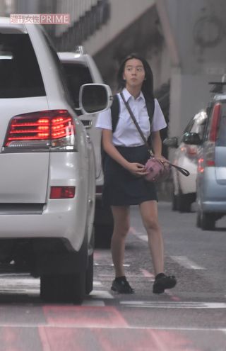 2018年、車で迎えにきた木村拓哉にKoki,はおどけた表情