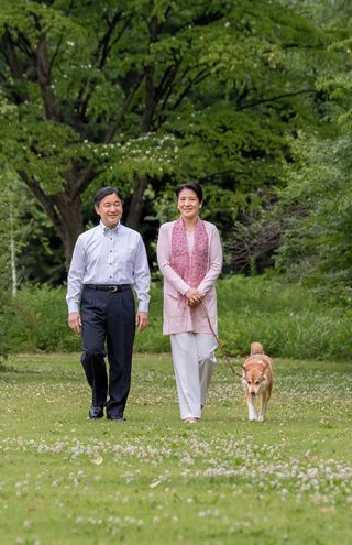 写真／宮内庁  東宮御所で愛犬の由莉と