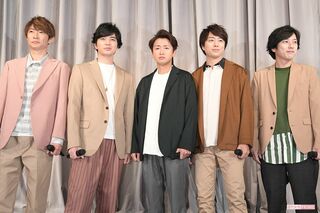 『嵐 活動休止表明会見』に登場した5人。見ている方向は違えど、心はひとつ