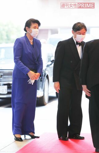 ロイヤルネイビーの上下はカシュクールのジャケットやロングスカートがエレガント。「ショールカラーやジャケット袖の肘上がふんわりと膨らんでいて素材を含めて柔らかな装い。コロナ禍での節度ある華やかさが見事です」（日置さん） 日本国際賞授賞式（4月13日）