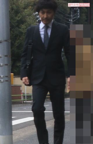 4月8日、娘の入学式を終えて校舎から出てきた安田顕