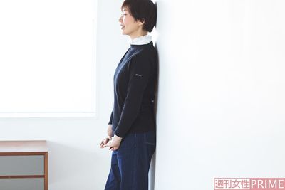 甘くなりすぎないスタンドカラーで、カジュアルスタイルに女性らしいアクセントを