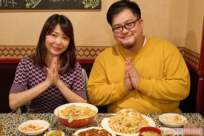 テーブルいっぱいの料理にニコニコ！（撮影／山田智絵）