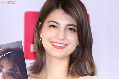 マギー、極寒のパリで撮影した写真集の“半裸”大胆オフショットに「私がやったら職質されそう」驚きの声