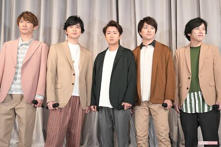 『嵐活動休止表明会見』に登場した5人。見ている方向は違えど、心はひとつ